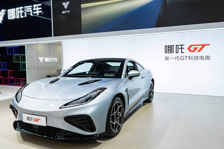 广州232哪吒汽车在智能汽车领域的表现，领途汽车在新能源汽车市场中的影响力